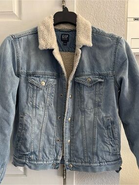 Women’s GAP Denim Medium Light Jean Jacket with Button Front and Sherpa Lining